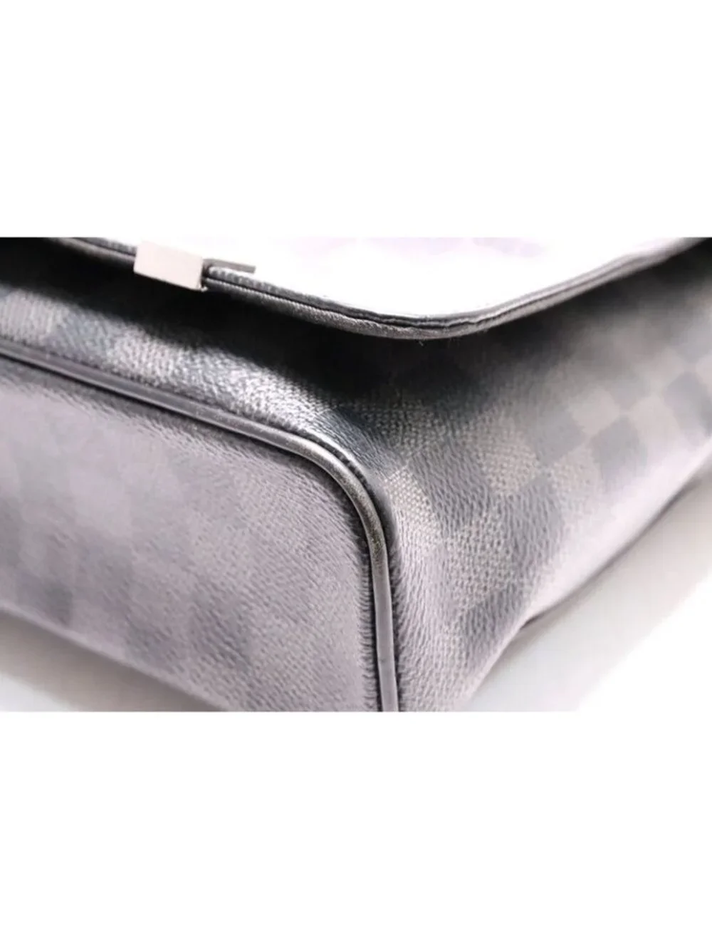 Louis Vuitton Damier Graphite District MM NM Leather Shoulder Bag - Picture 4 of 8